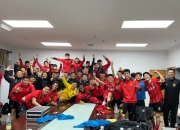 球迷激情喊声响彻全场，支持队伍取胜